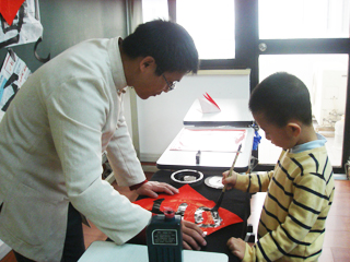 老師在指導小朋友寫書法