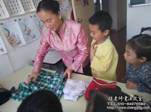  老師給我們示范演練了另一種疊法，看上去有點像超市里賣的衣服的包裝方式，整齊美觀。