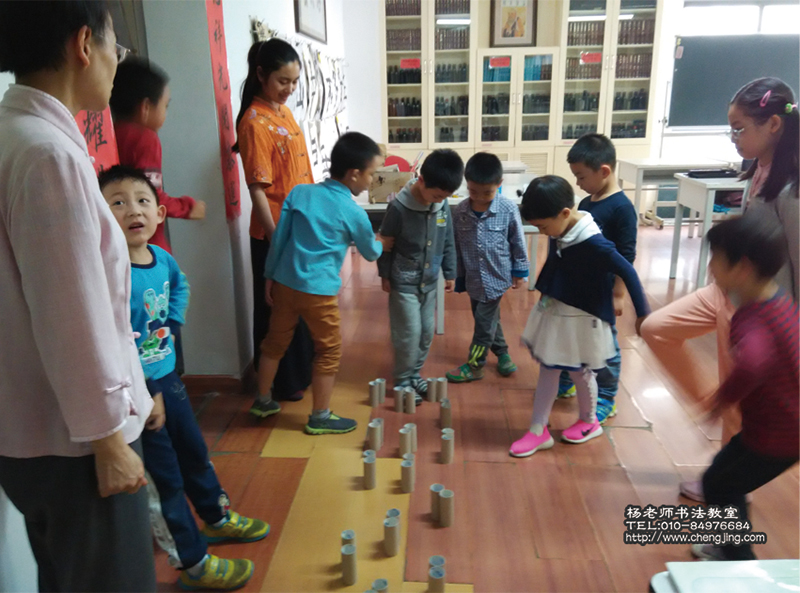 午休時間，老師會組織我們一起玩游戲，不僅好玩，老師還會通過游戲，讓同學們學習相互謙讓，學習禮貌禮節，培養守規矩的好行為和好習慣。上圖是老師們利用環保紙筒設計的游戲——「我來當司機」，這個游戲可以提升同學們的專注力與細心，看！大家玩得不亦樂乎。