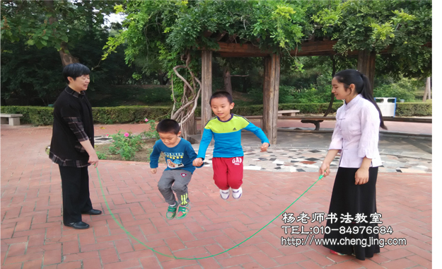 學弟還不太會跳繩，老師很耐心地教他，學長哥哥主動幫助學弟，「來牽著我的手，不用害怕，看著繩跟著我跳吧」。在哥哥的協助下，學弟終于成功一次。