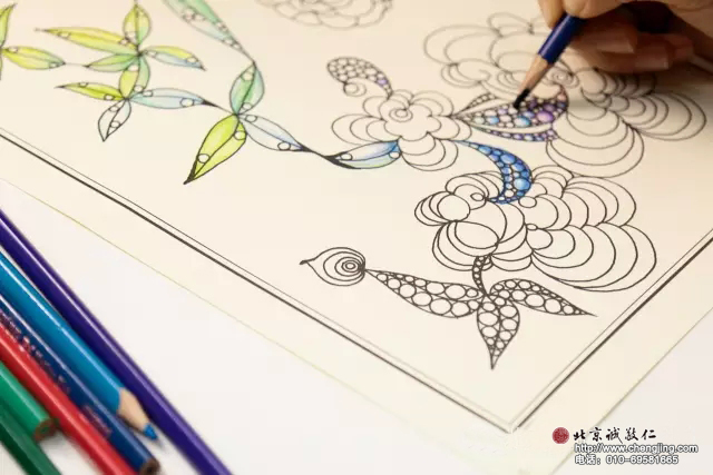 第一次涂，筆都還拿不好，涂得一團團的特別可愛。