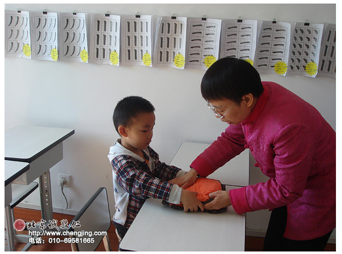 優(yōu)優(yōu)在老師的幫助下，第一次學(xué)會(huì)了疊衣服。自己的事情自己做，身體力行，在勞動(dòng)的同時(shí)體會(huì)父母的辛勞。