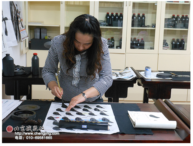 母親，是孩子的第一任老師。優(yōu)優(yōu)的每一次進(jìn)步都與媽媽的陪伴息息相關(guān)。媽媽在不忙的時(shí)候，都會(huì)堅(jiān)持和優(yōu)優(yōu)一起來(lái)書法教室學(xué)習(xí)，雖然不在同一間教室，但學(xué)習(xí)的心態(tài)與心境卻在潛移默化的影響著優(yōu)優(yōu)。當(dāng)問(wèn)題出現(xiàn)的時(shí)候，親師合作更顯得尤為重要。