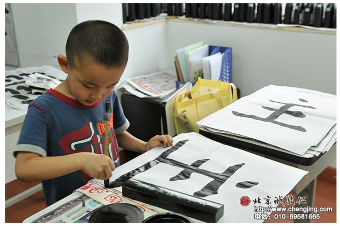 雖然可以寫字了，但每次來書法班的第一個(gè)任務(wù)還是練習(xí)基本筆畫。