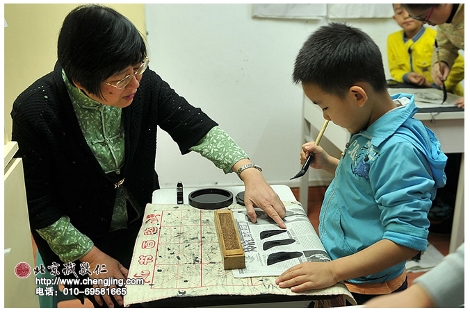 雖然優(yōu)優(yōu)的基本筆畫已經(jīng)很純熟，但還是會(huì)很虛心地接受楊老師的指導(dǎo)，以求完美。