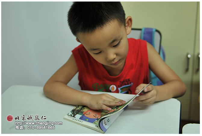 如果孩子們寫字寫累了，書法教室還為大家準(zhǔn)備了《德育故事》書，