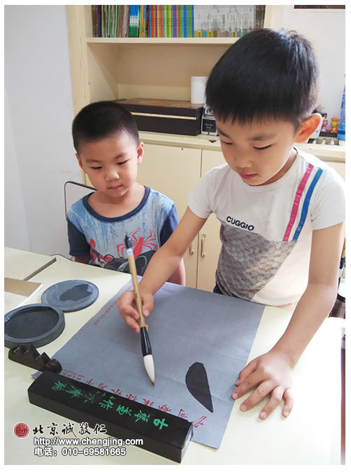 基本功已經很扎實的優優，可以給新來的學弟當小老師了，