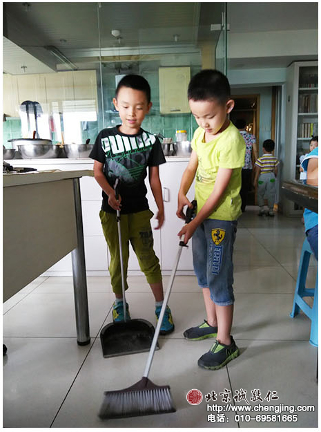 飯后主動做清潔衛生，已經是班里的“大哥哥們”當仁不讓的重要事情了，