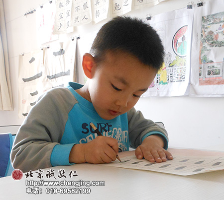 優(yōu)優(yōu)在認真地描基本筆畫描紅