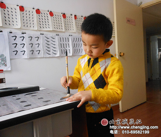 優(yōu)優(yōu)在用水寫布練習基本筆畫