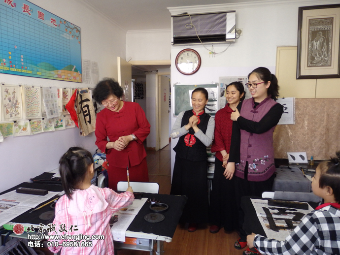 楊老師親臨書法教室指導(dǎo)，妞妞和小伙伴得到老師的鼓勵(lì)，相信一定能更好提升的！