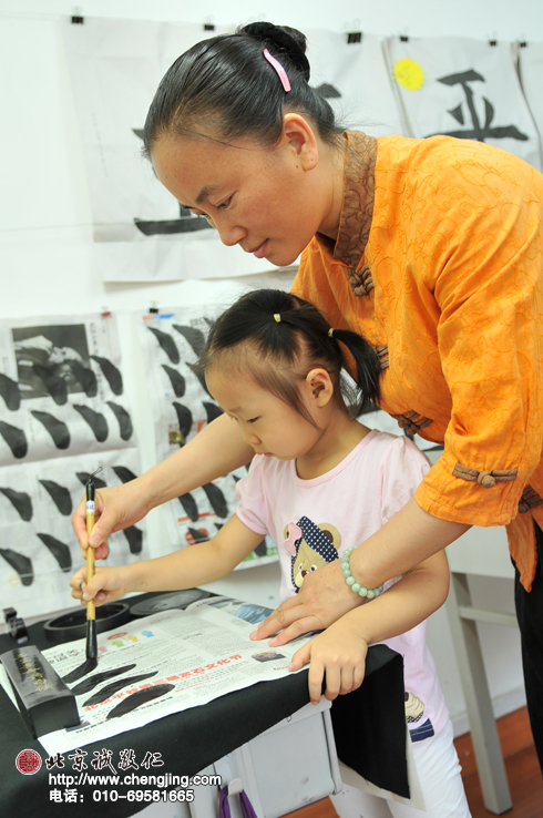 大手小手穿成串，筆畫走勢了于胸