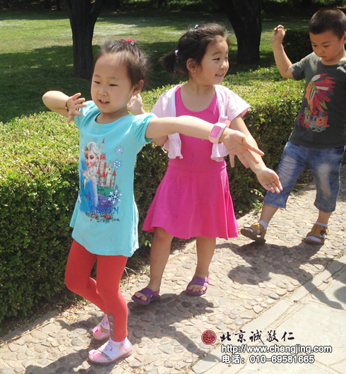 愿妞妞繼續(xù)快樂地邁向?qū)W堂，邁向美好的未來！