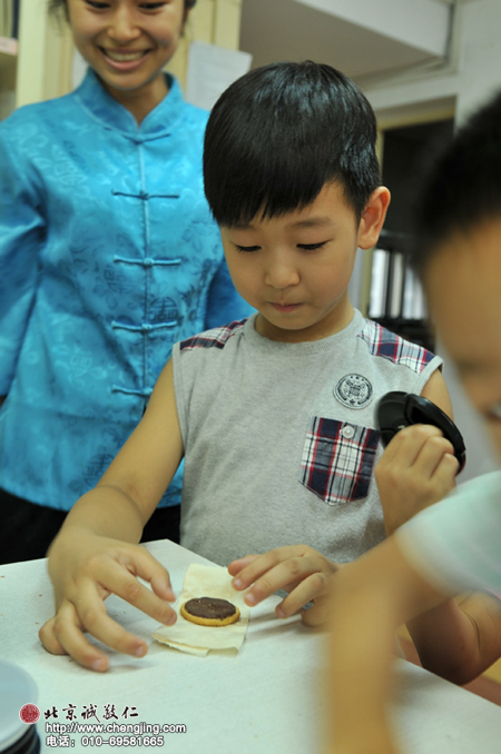 點心真香，有些不舍得自己吃，打算把美味點心留給媽媽。 