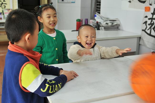 喊口令既鍛煉了孩子的膽量，更學(xué)會了如何發(fā)出洪亮莊嚴(yán)的聲音。星星學(xué)起來很是認(rèn)真專注。