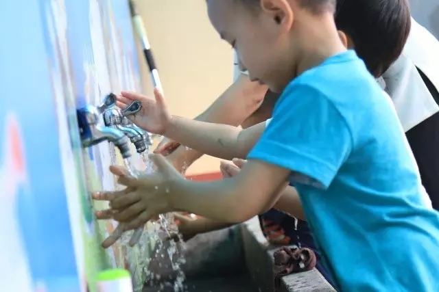 飯前便后要洗手 