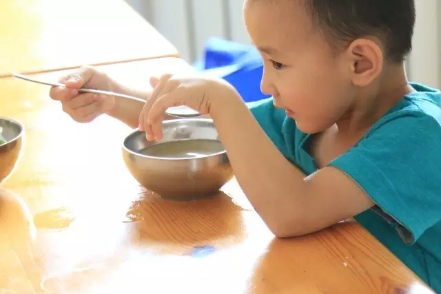 學著用勺子喝湯