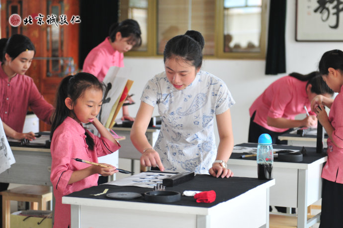 書法老師認真耐心地指導學員