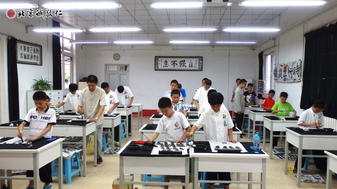 多元德藝書法男生班，整潔明亮的教室，墨香充盈； 