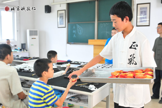 課間一份水果間點，體會彼此付出的可貴。