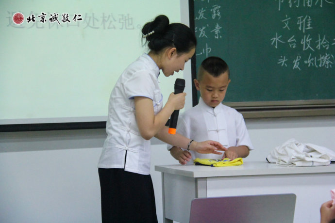 生活老師耐心指導小學員整理內務