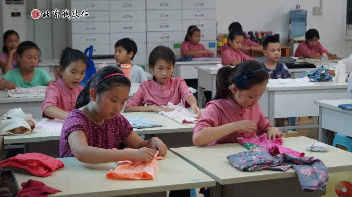 小學員認真學習內務課程