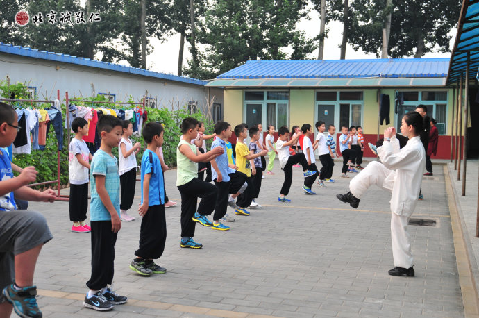 晨起鍛煉養身體，德智體能育人才。