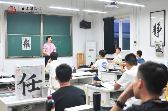 楊老師指導(dǎo)學(xué)員如何朗誦發(fā)聲