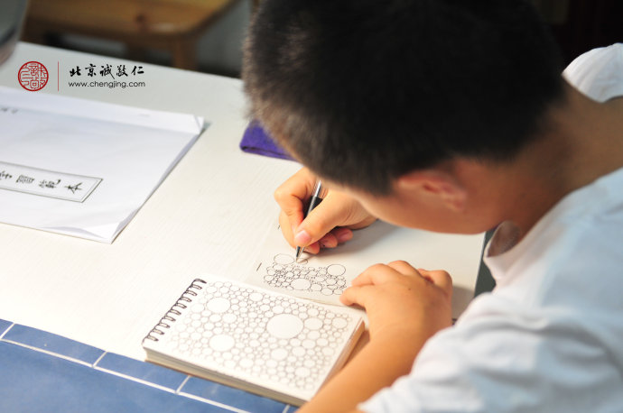 硬筆國(guó)畫，圓圈組合培養(yǎng)定力