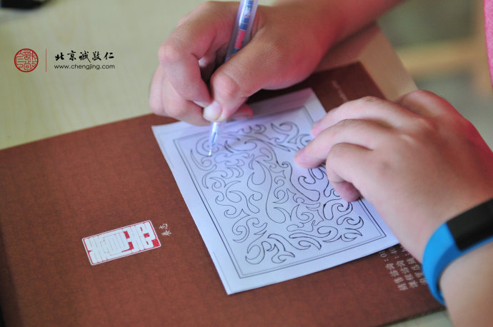 變化無(wú)窮的人生曲線，內(nèi)心的寧?kù)o歡樂在筆下蔓延