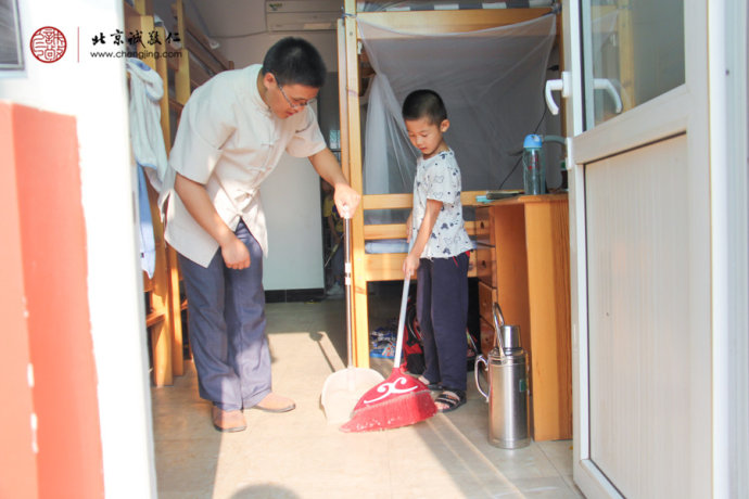 小學(xué)員學(xué)習(xí)掃地