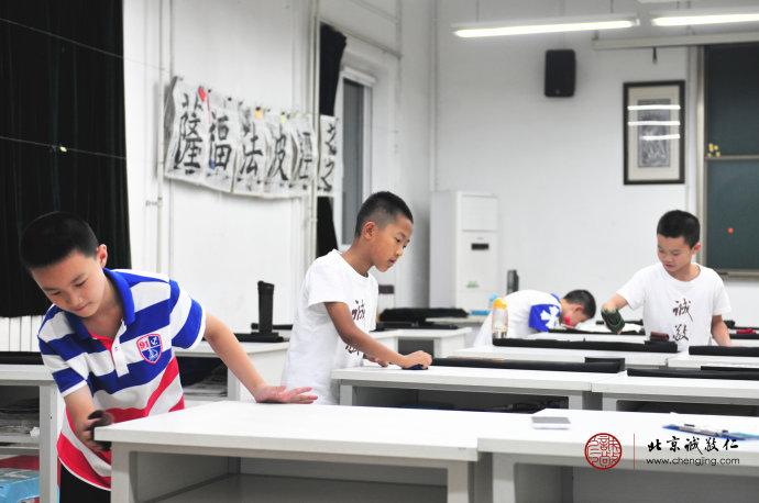 習(xí)勞知感恩，小學(xué)員打掃教室衛(wèi)生，體會(huì)勞動(dòng)的喜悅