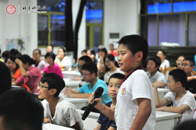 課堂上，學(xué)員踴躍發(fā)言