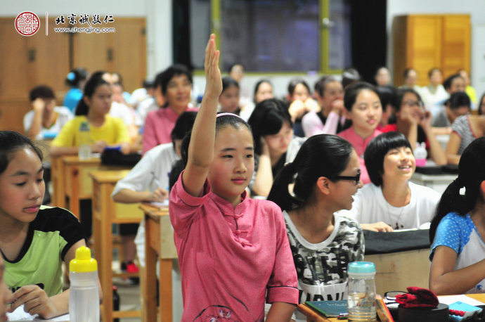 課堂上，學(xué)員踴躍發(fā)言
