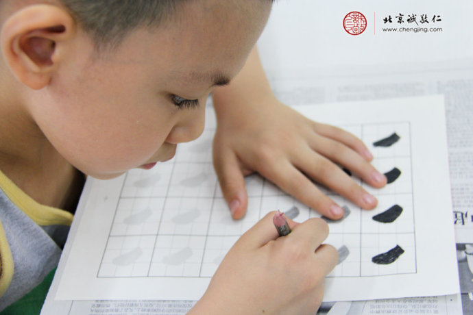  專注的神態、溫馨的笑容；