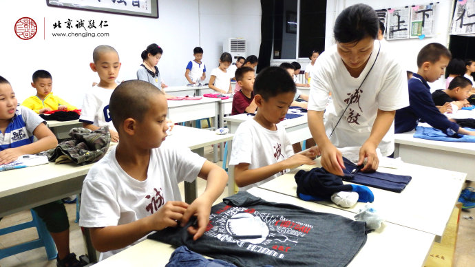 習勞知感恩；生活老師指導學員內務整理課程。