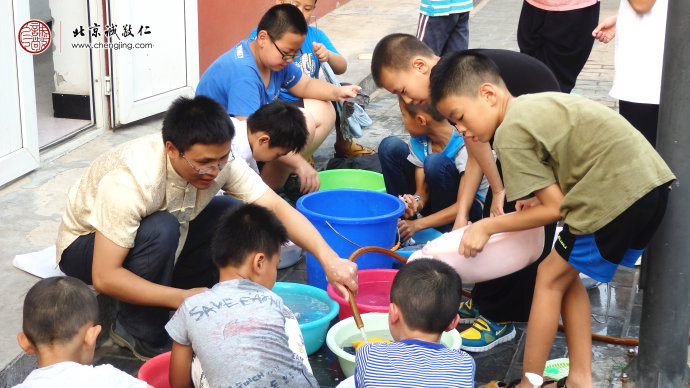 
生活老師指導小學員學習洗衣服