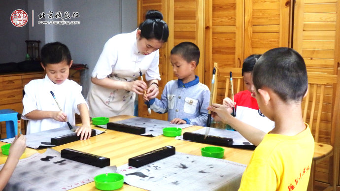 書法老師指導學員執筆方法