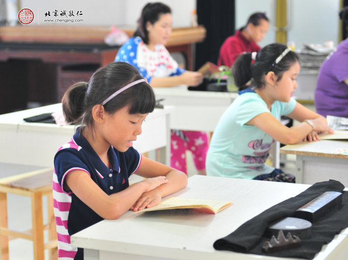 學員認真讀誦圣賢經典 