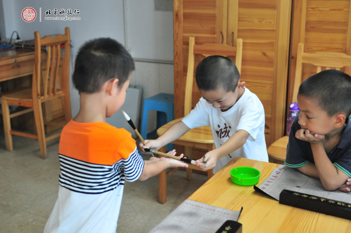 
培養對人的愛敬之心，從恭敬物品做起