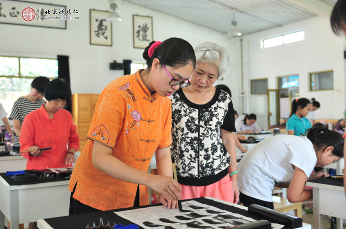 書法老師指導學員基本筆法