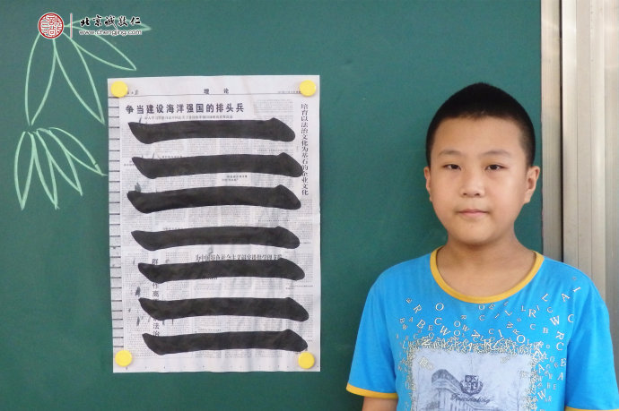 書法班學員習練永字八法基本功