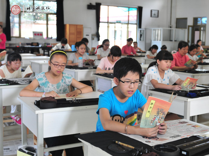 
讀誦圣賢經典，在潛移默化中陶冶性情，開闊胸懷。