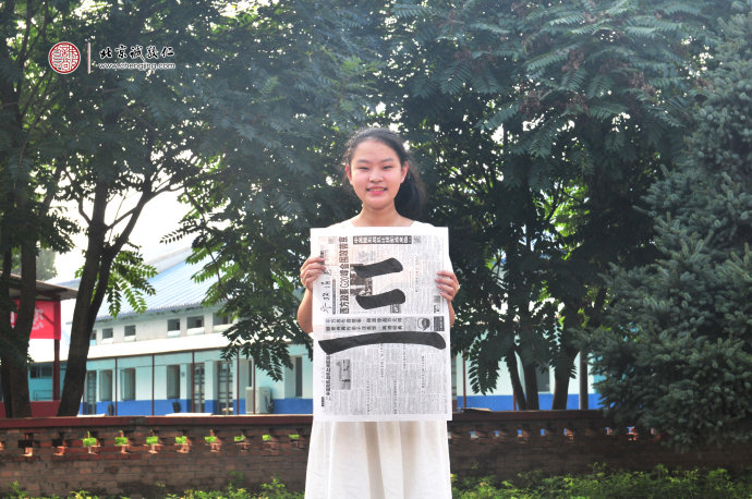 書法老師指導學員正確姿勢