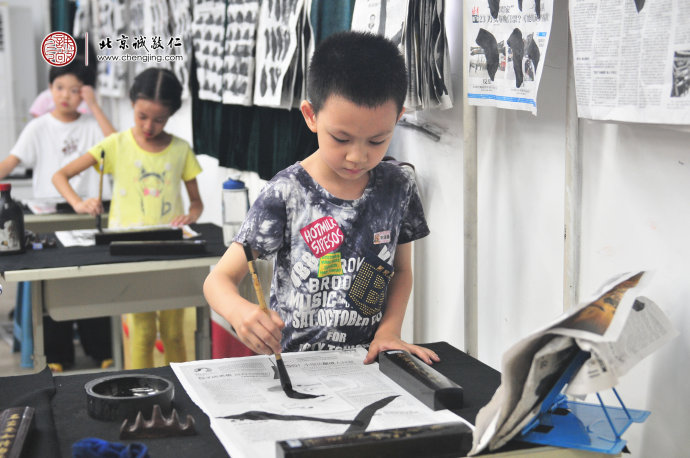 少兒班學員認真習練書法"書法二班學員習作展示"