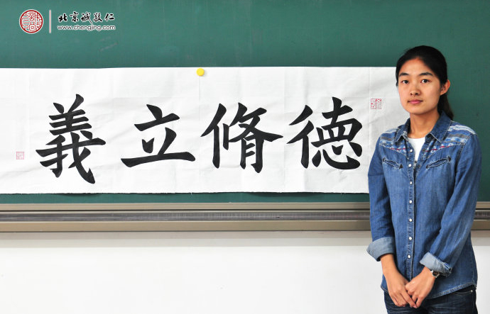 王女士，教師，利用假期學(xué)習(xí)傳統(tǒng)文化和書(shū)法技藝，提升教學(xué)能力。