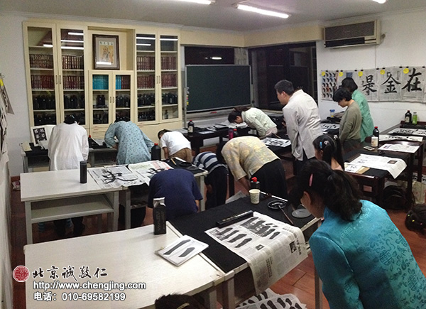 師生共同向孔夫子行上課禮