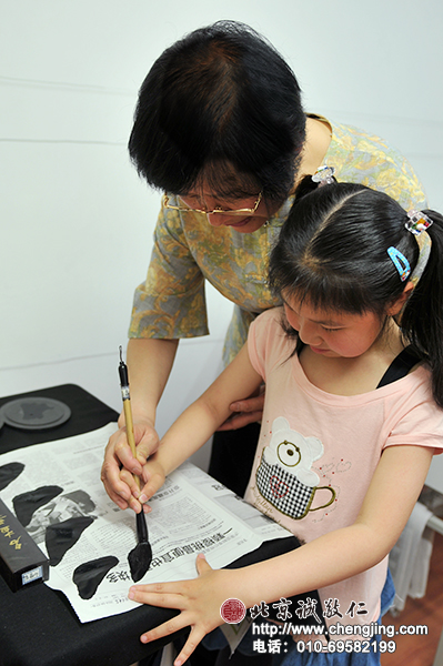 楊老師幫助孩子體會運筆的方式