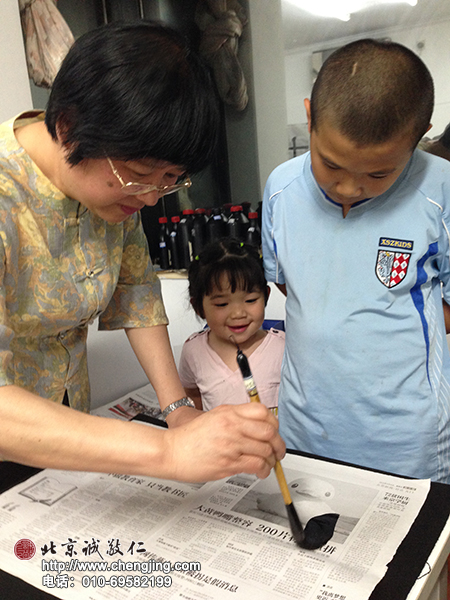 楊老師為孩子做示范