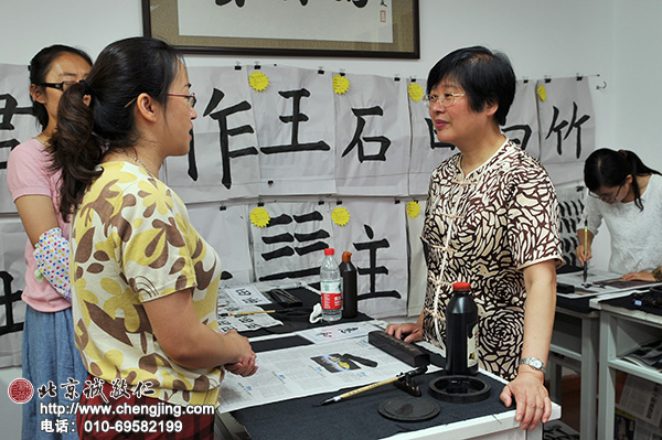 孩童教育，親師合作最重要，書法教室也是老師與家長交流的園地。